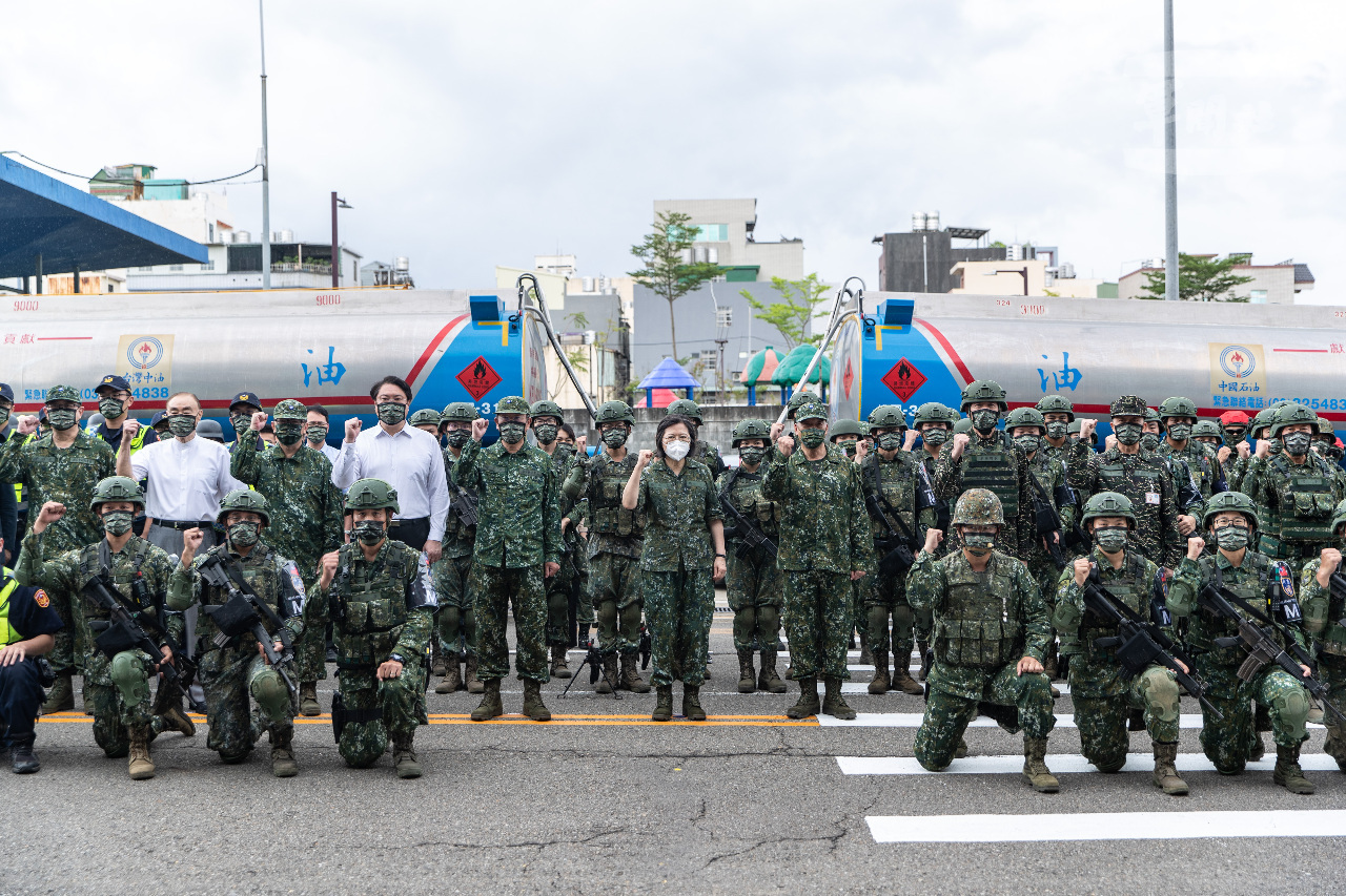 Tsai Ing-wen presencia los ejercicios militares Han Kuang de defensa de la refinería de Taoyuan
