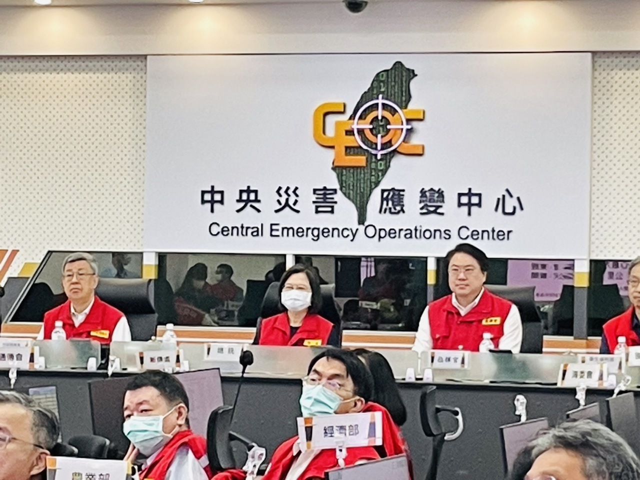 Tsai Ing-wen y Chen Chien-jen revisan los preparativos para la llegada del tifón Khanun