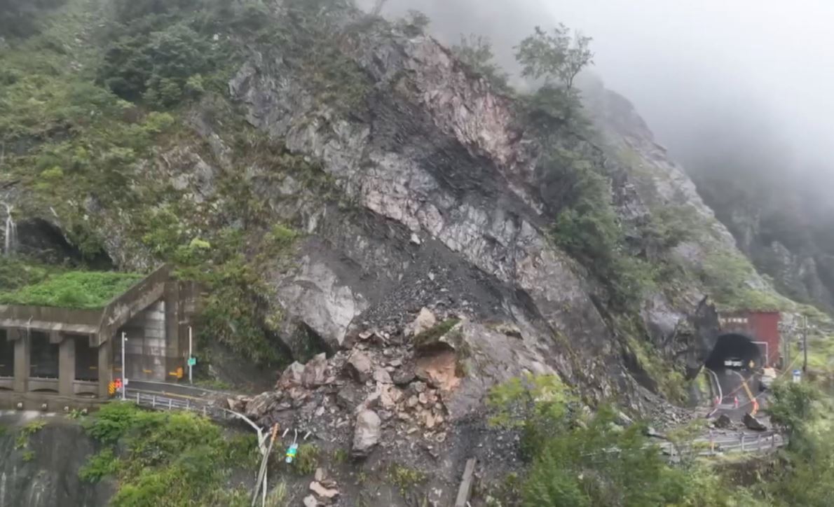 Taichung sufre peligrosos deslizamientos de tierra por las fuertes lluvias de Khanun