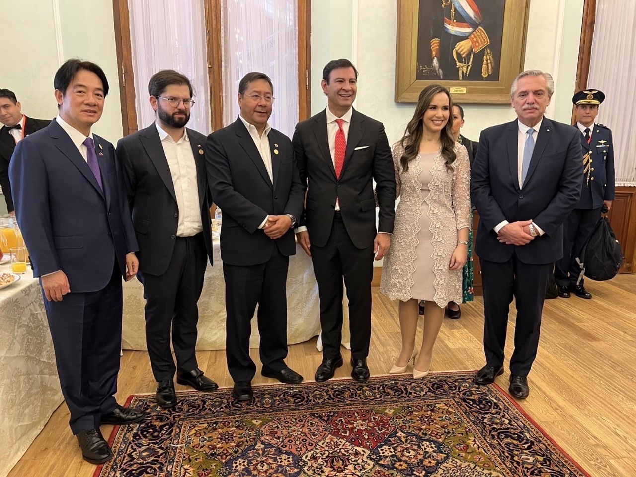 Lai Ching-te interactúa con varios jefes de Estado durante la toma de posesión de Santiago Peña en Paraguay