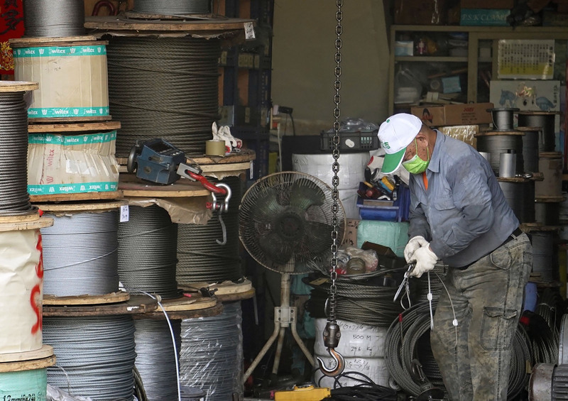 La inestabilidad de los pedidos en el sector manufacturero aumenta el número de trabajadores de baja sin remuneración
