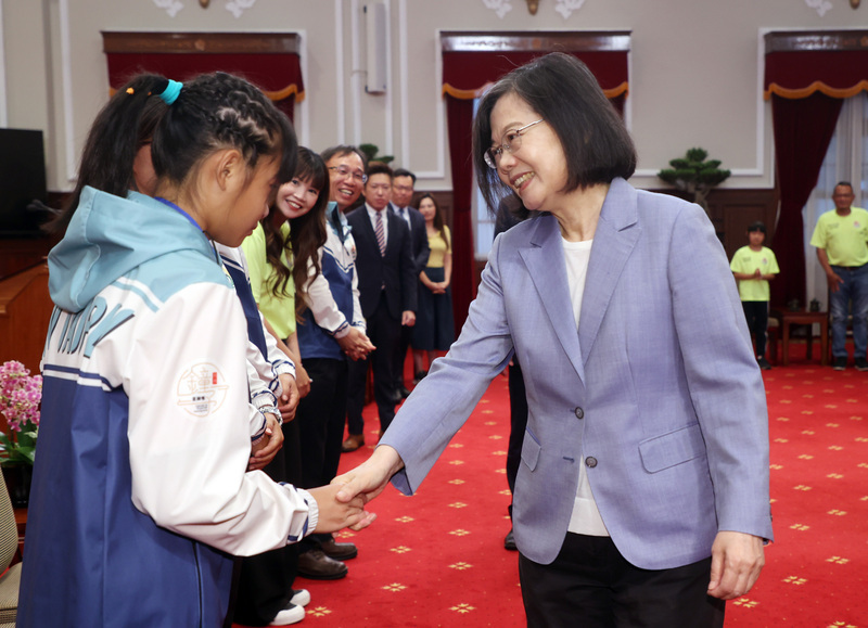 Tsai Ing-wen recibe al equipo de fútbol femenino taiwanés vencedor en Finlandia