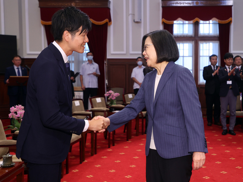Tsai Ing-wen recibe a las juventudes del LDP japonés y aboga por cooperar para la lucha contra las noticias falsas