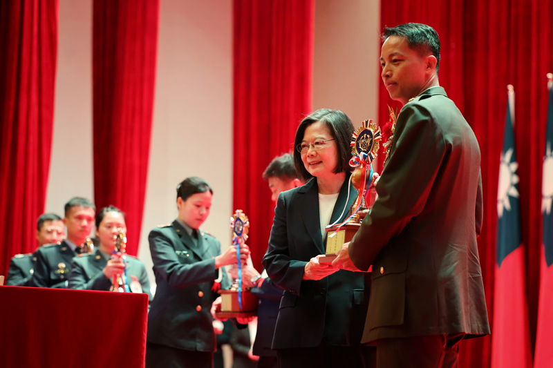 Tsai Ing-wen se enorgullece de haber aumentado el presupuesto militar a máximos históricos