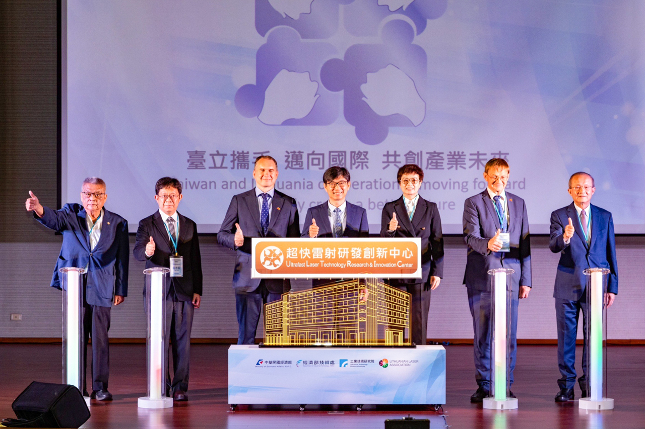 Taiwán y Lituania inauguran un centro de investigación en láser ultrarrápido en Tainan