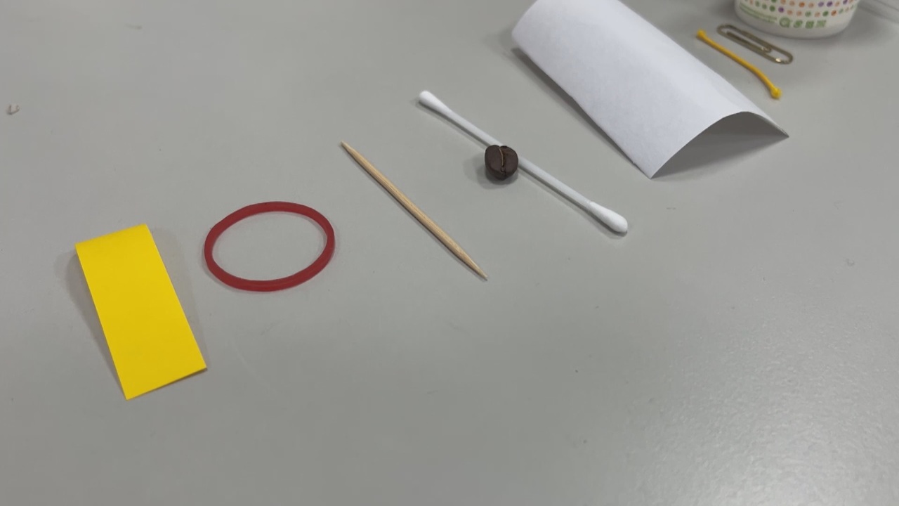 Asombro de los estudiantes ante los obsequios de ingreso a la secundaria