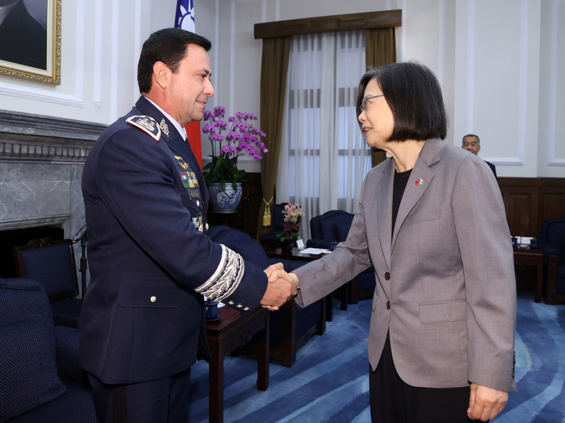 Tsai Ing-wen recibe al ministro de Defensa de Guatemala Henry Reyes