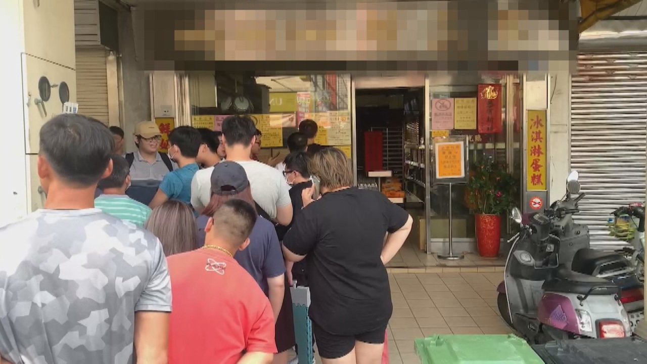 Largas colas para comprar pasteles de yema de huevo