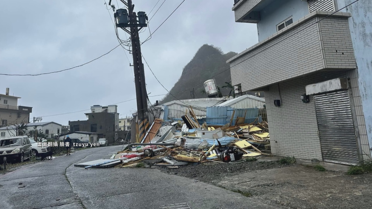 El tifón Koinu bate récords de velocidad de rachas de viento a su paso por Lanyu