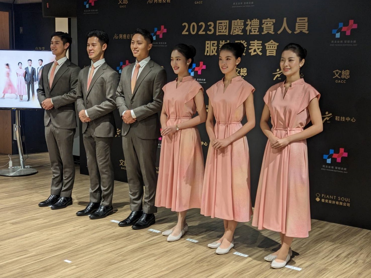 Nuevo diseño del vestuario de los encargados de protocolo en la ceremonia del Doble Diez