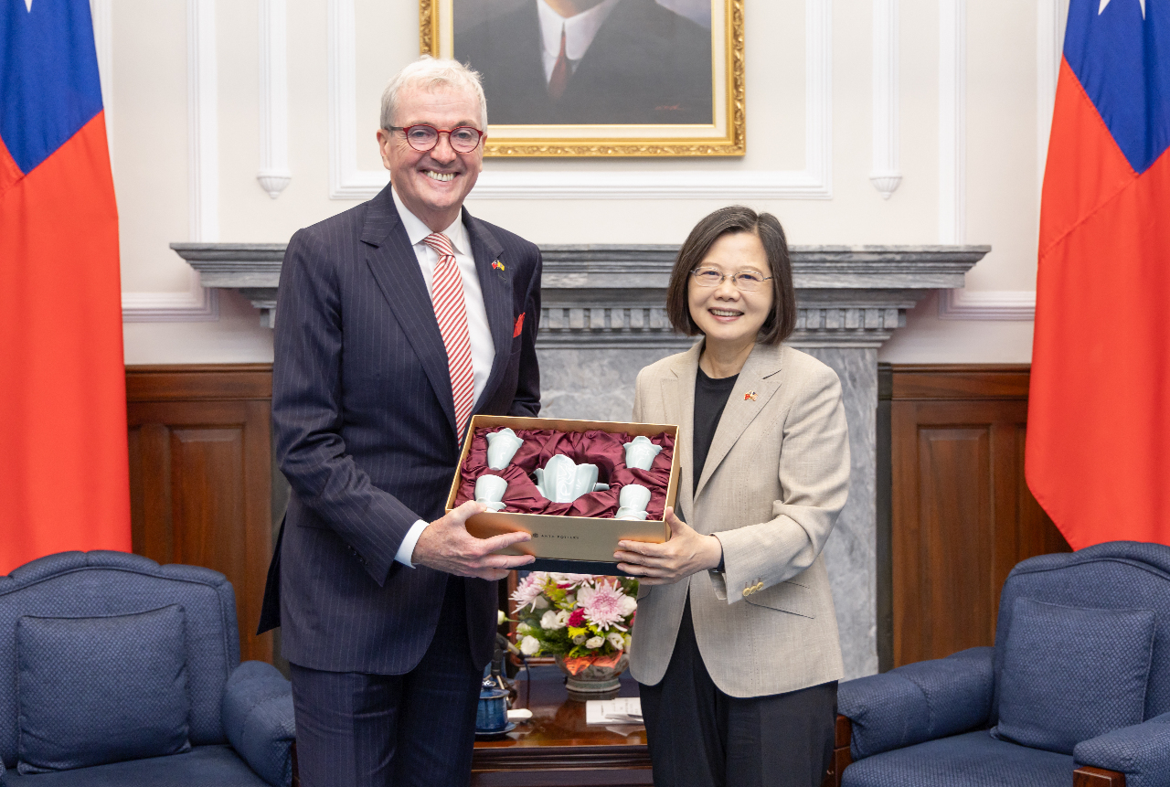 Tsai Ing-wen recibe al gobernador de Nueva Jersey con el que se firman acuerdos de cooperación industrial