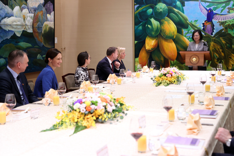 Tsai Ing-wen recibe a la presidenta del parlamento lituano y su delegación