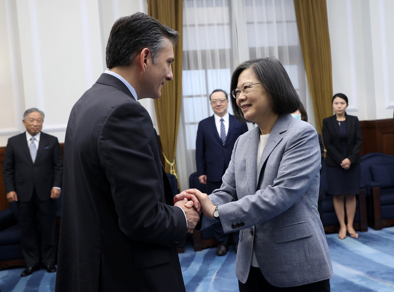 Tsai Ing-wen recibe a una delegación de la Fundación Presidencial Ronald Reagan