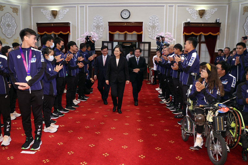 Tsai Ing-wen recibe y felicita a la delegación paralímpica de Taiwán en los Juegos de Hangzhou