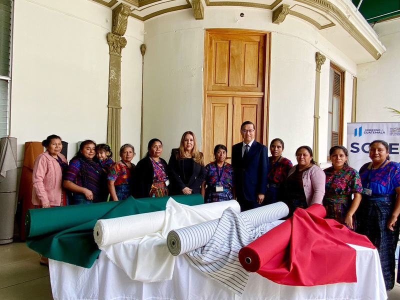 Taiwán dona fardos de tela para el emprendimiento textil de las mujeres guatemaltecas