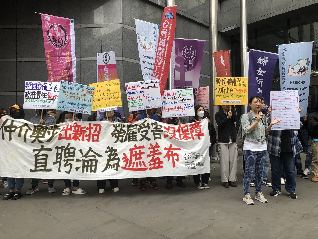Trabajadores inmigrantes se manifiestan pidiendo el fin del sistema de intermediación para la contratación laboral