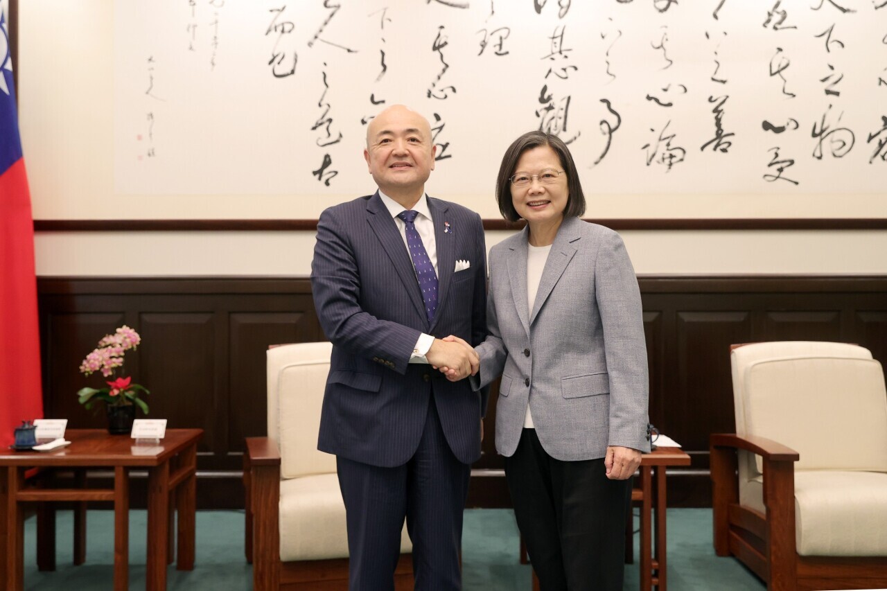 Tsai Ing-wen recibe al nuevo representante de Japón en Taiwán
