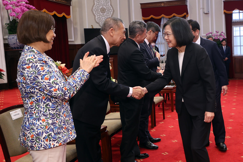 Tsai Ing-wen encarece la labor de empresas de construcción y navieras en la mejora de la calidad de vida y la defensa