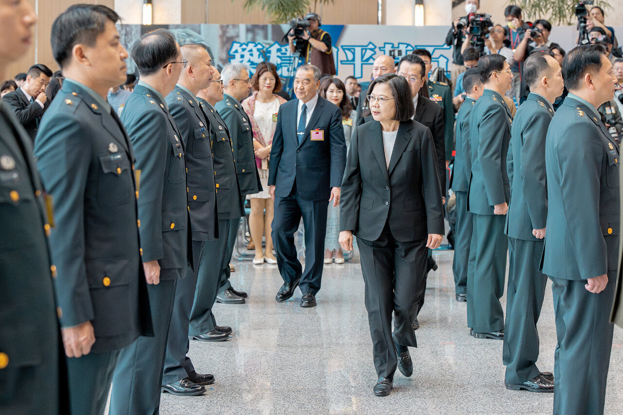 Tsai Ing-wen preside la ceremonia de ascenso de oficiales de alto rango de los tres ejércitos