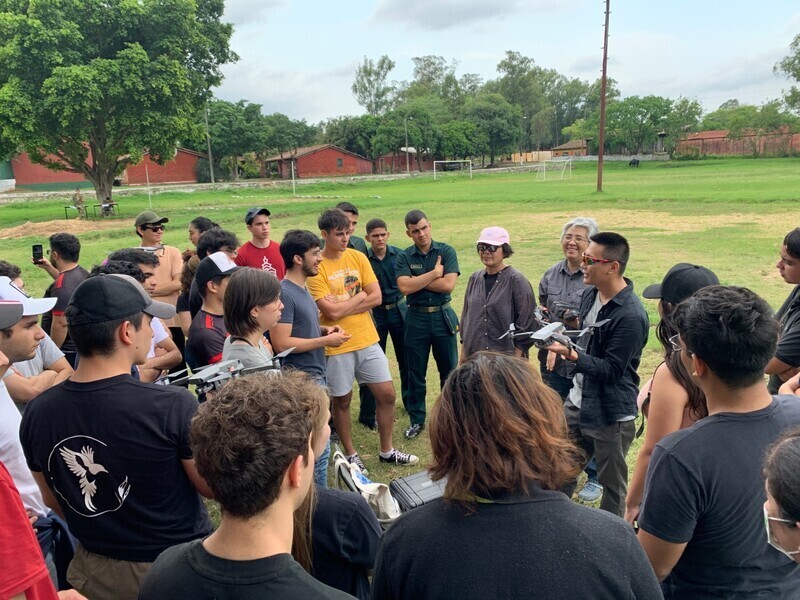 Profesores taiwaneses enseñan a utilizar drones en Paraguay para buscar soluciones a zonas de fácil inundación