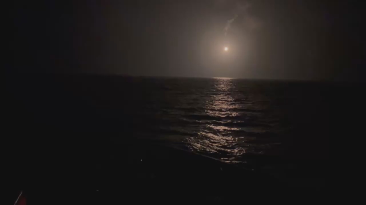 Seis marineros de un submarino de guerra taiwanés caen al mar debido al fuerte oleaje