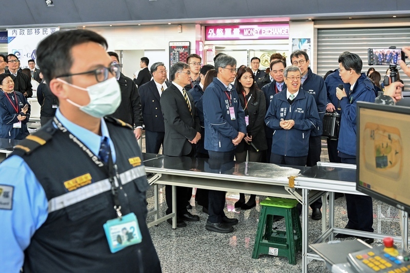 Chen Chien-jen inspecciona las medidas de prevención de entrada de fiebre porcina africana en el aeropuerto de Taoyuan