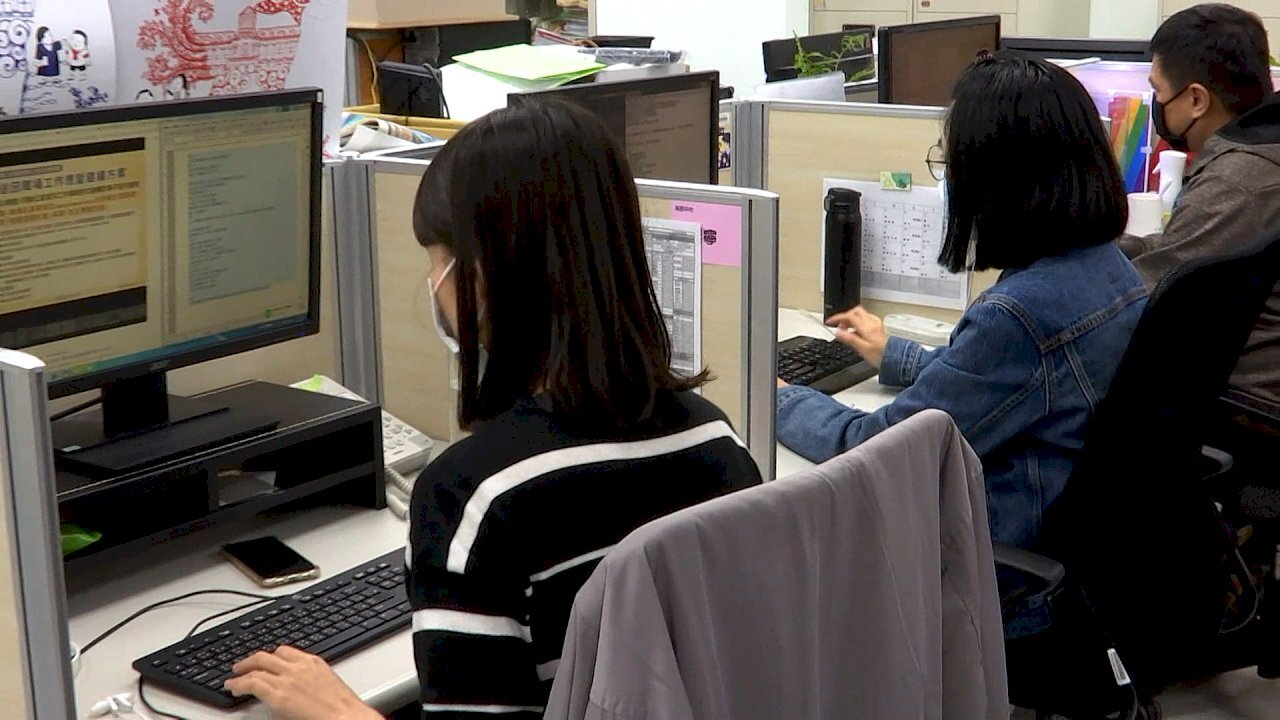 Mejores salarios y beneficios laborales entre las principales preocupaciones de los trabajadores de cara a las elecciones