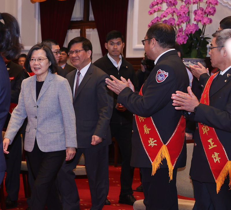 Tsai Ing-wen galardona a los bomberos más destacados en el servicio a la nación