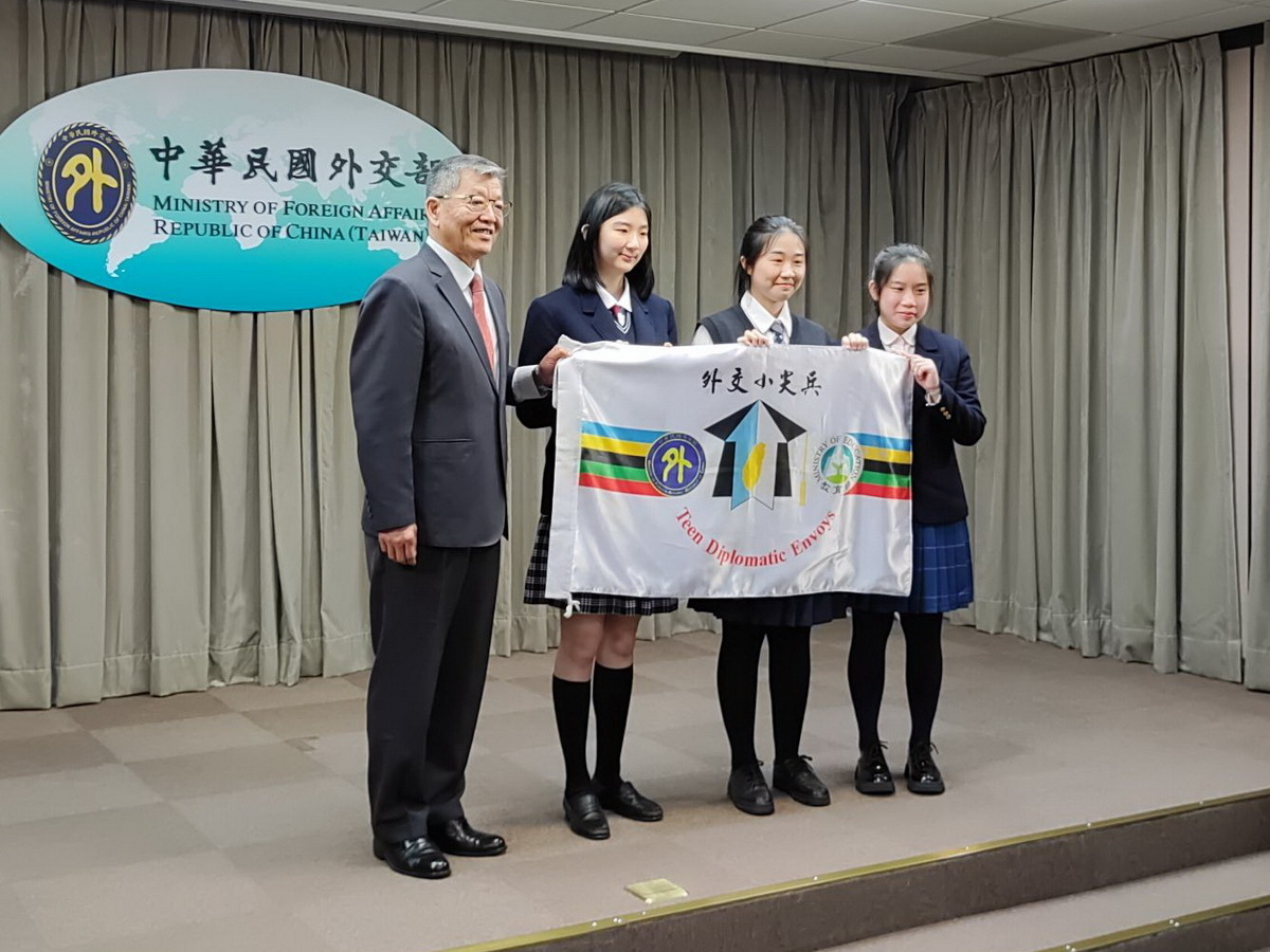 Exteriores entrega las banderas representativas a la nueva misión de los Jóvenes Embajadores