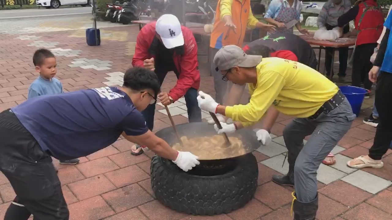 Aldea Yung-an en Taitung celebra preparación de pasteles de arroz en vísperas del Año Nuevo lunar