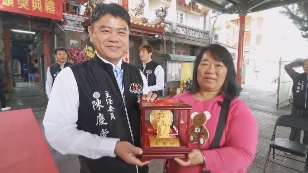 Grandes premios por lanzar bloques de media luna en el Templo de Dongshi
