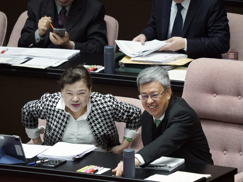 Wang Mei-hua intenta calmar la preocupación sobre una posible gran subida de precios de la electricidad