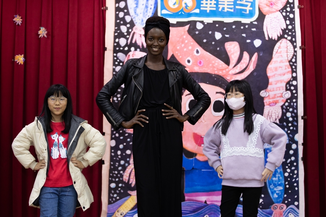Una modelo nigeriana difunde amor en una zona rural de Taiwán