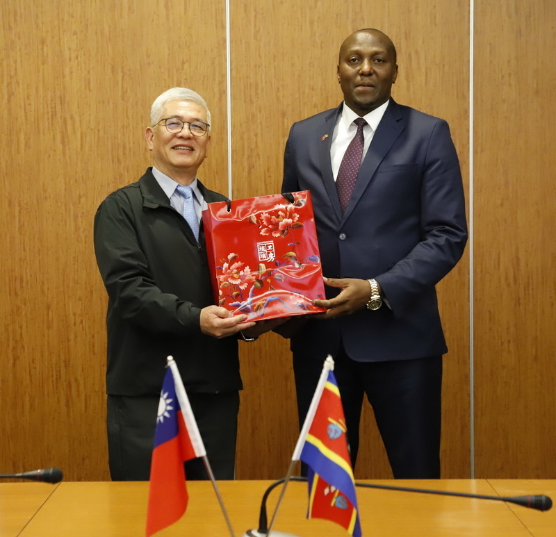 Primer ministro de Esuatini visita consultora taiwanesa líder en proyectos de ingeniería