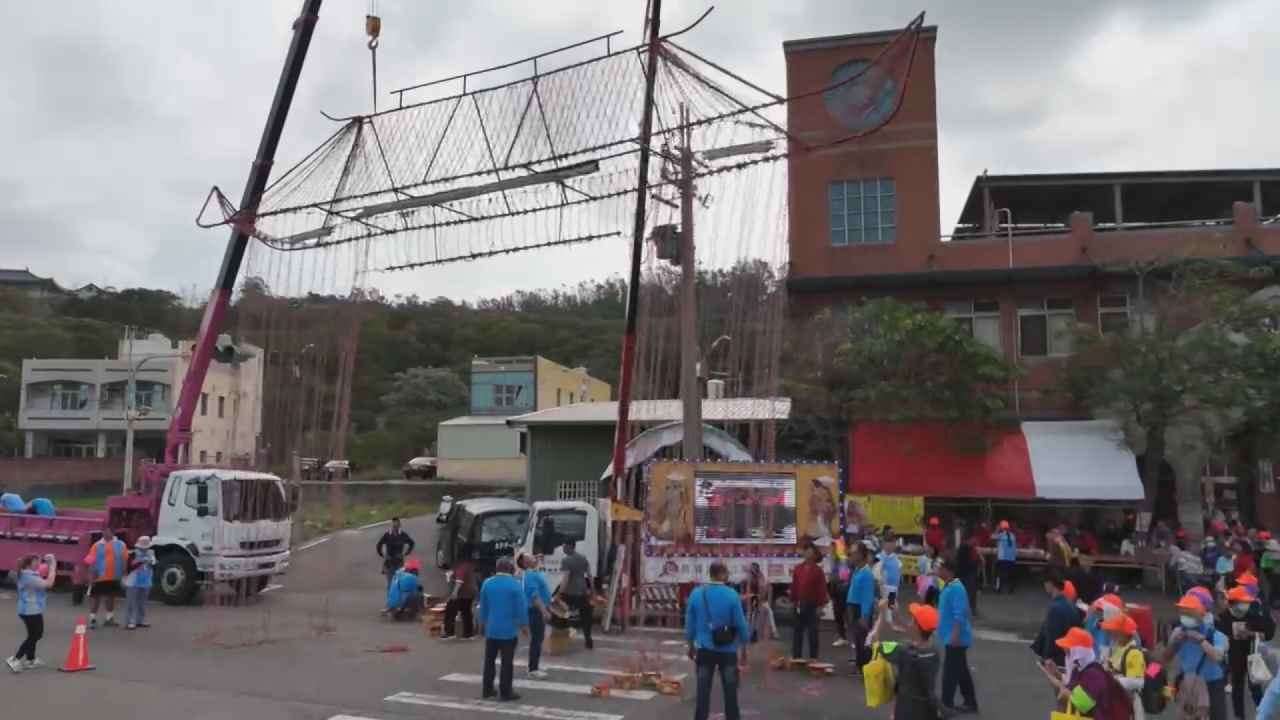 Celebran el regreso de la diosa Mazu con 18 grúas y casi 900 rollos de petardos