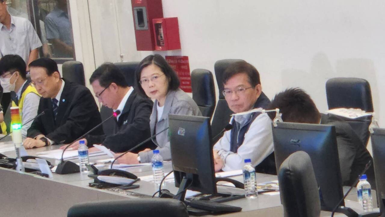Tsai Ing-wen supervisa los trabajos de reparación y recuperación de carreteras y vías férreas tras el terremoto