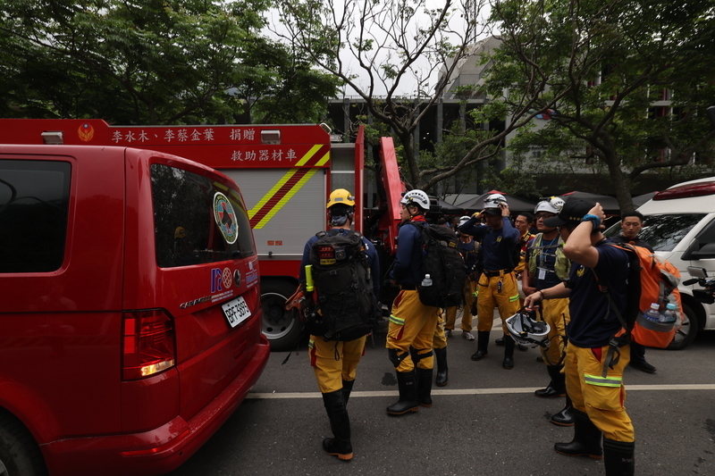 Prosiguen las tareas de rescate y ayuda a personas atrapadas y aisladas por el terremoto de Hualien
