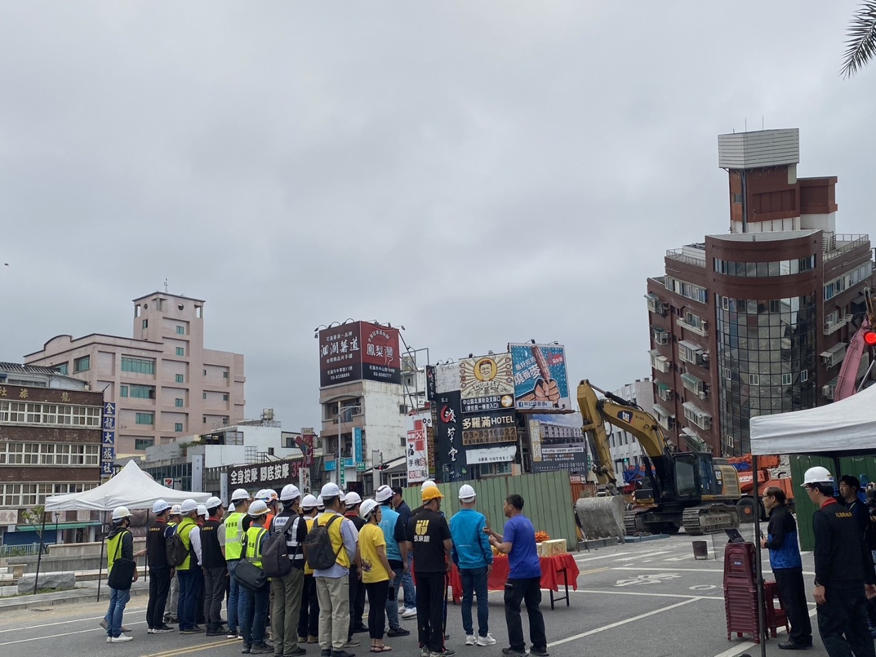Comienzan las obras de demolición del edificio inclinado por el terremoto de Hualien