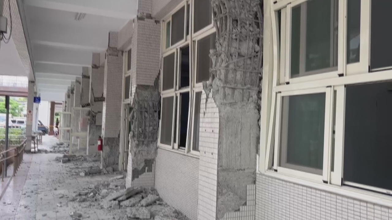 Varios campus escolares de Hualien sufrieron graves daños tras el fuerte terremoto