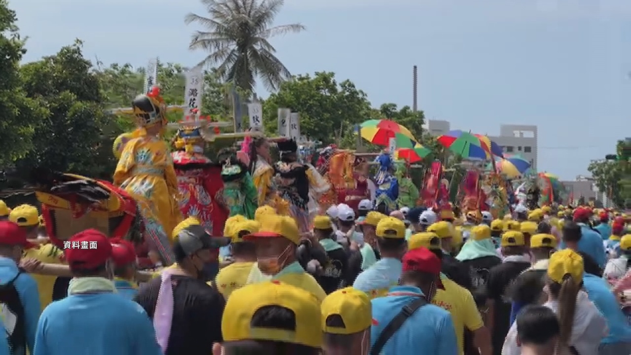 El desfile de los ciempiés lleva 36 niños divinos y es portado por 228 personas