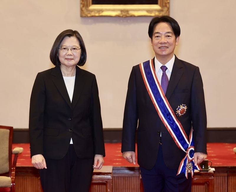 Tsai Ing-wen entrega medallas al mérito a 13 funcionarios gubernamentales