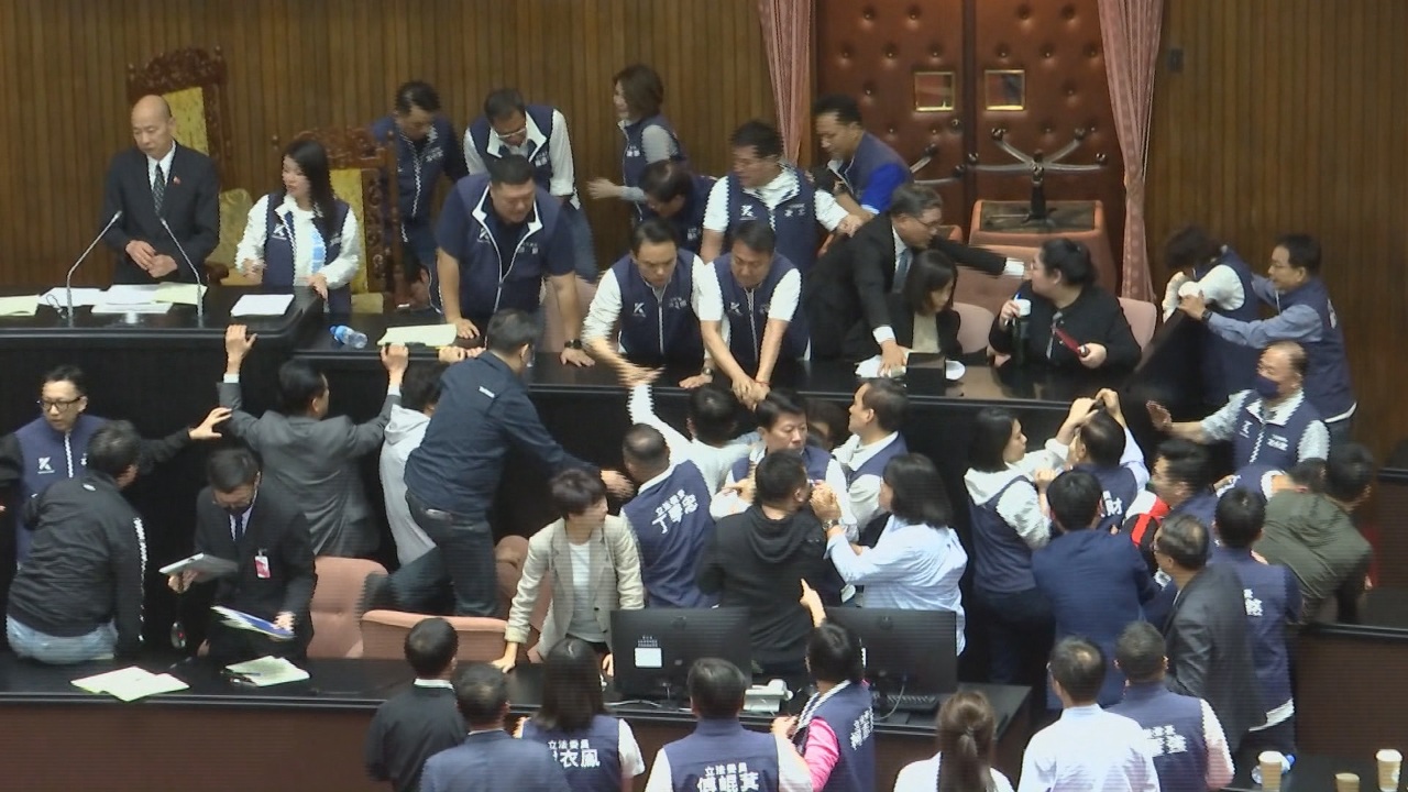Vuelven las batallas campales al Legislativo taiwanés