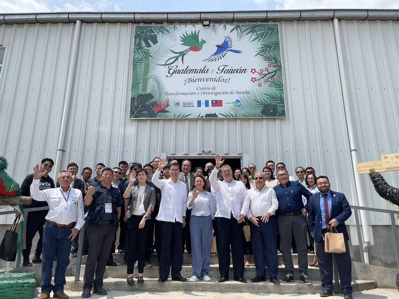 El presidente guatemalteco visita un centro de tratamiento de Bambú operado por un equipo técnico taiwanés