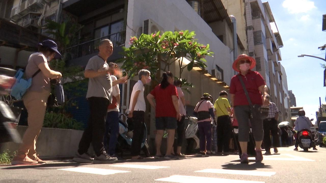 Ciudadanos de Taichung soportan temperaturas de 40°C para conseguir vales de consumo