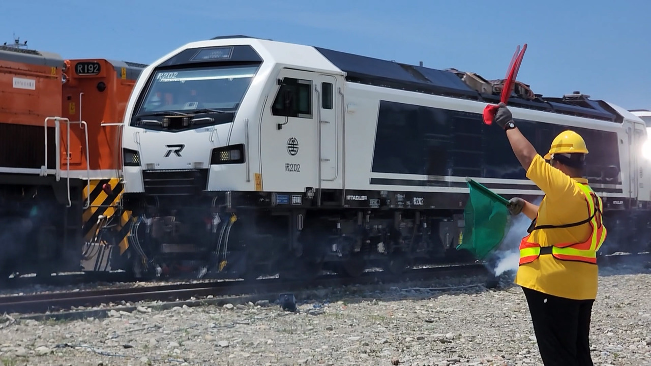 TRA inaugura el primer tren R200 diésel y eléctrico para transporte de mercancías