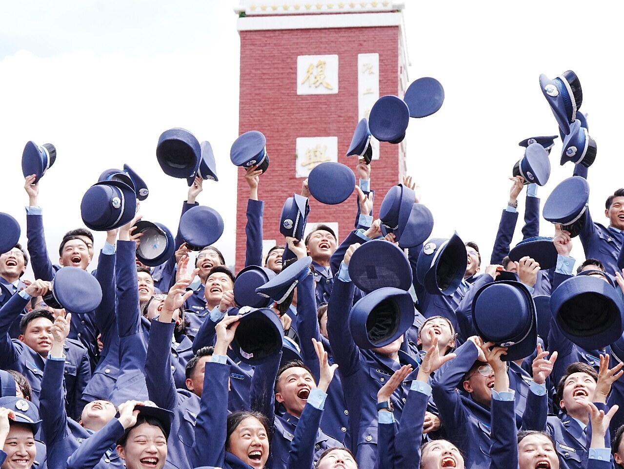 Lai Ching-te preside la graduación de cadetes de todas las academias militares del país