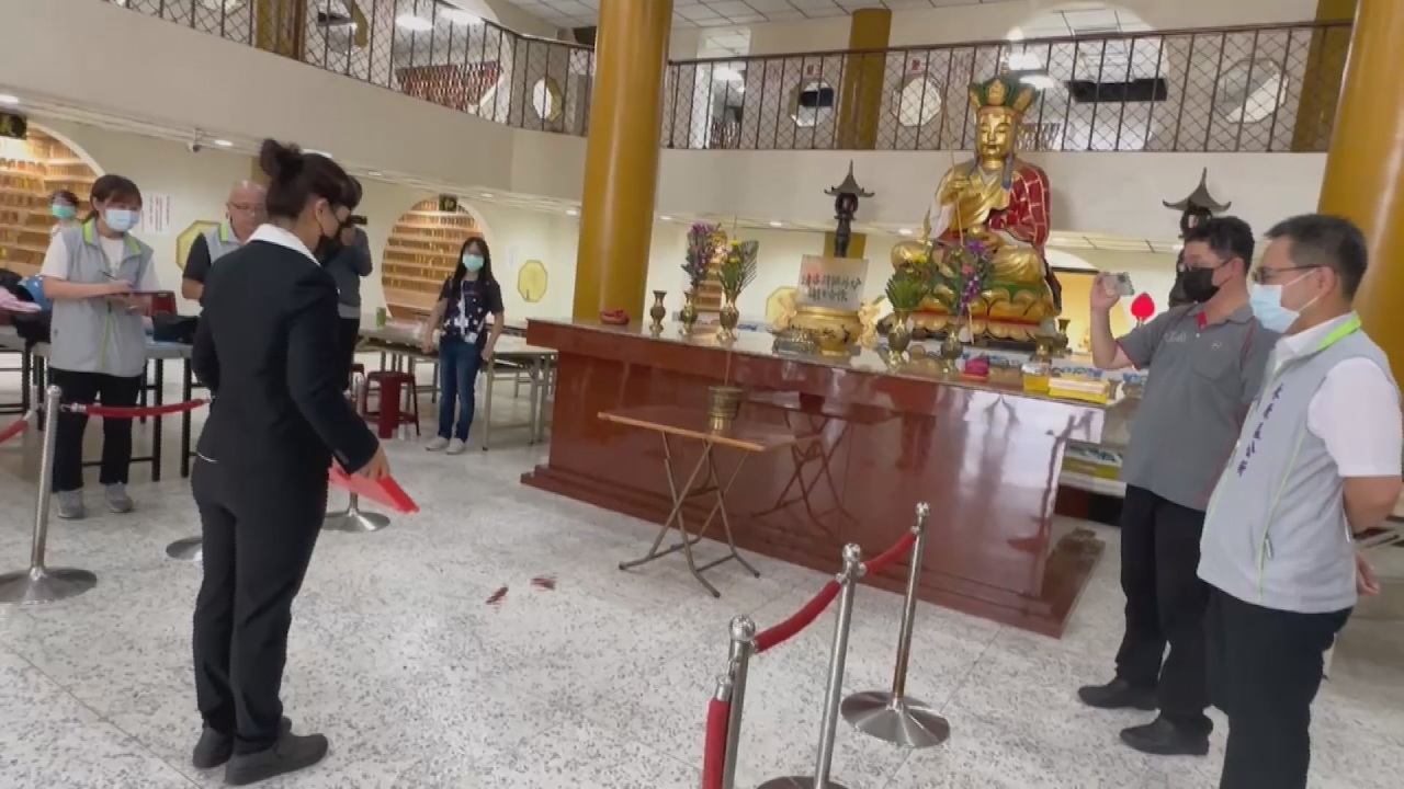 Bodhisattva Ksitigarbha entrevista a los candidatos a empleados de un columbario