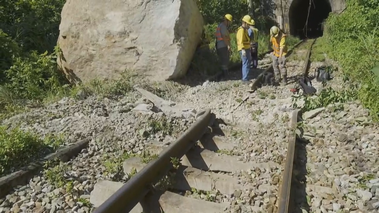 La caída de una gigantesca roca corta el tráfico ferroviario en Hualien
