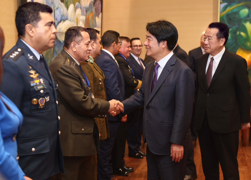 Lai Ching-te recibe a los miembros del curso avanzado de oficiales de habla hispana organizado por Taiwán