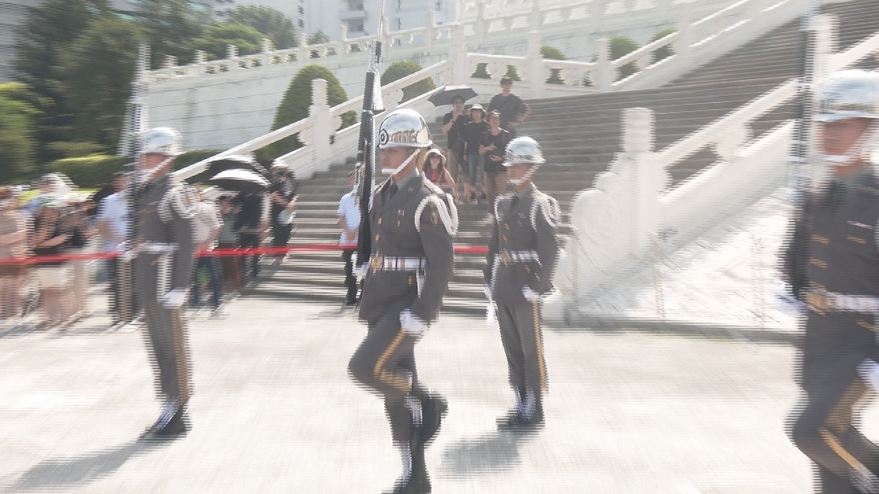 La ceremonia de cambio de guardia se traslada al Bulevard de la Democracia para implementar la justicia transicional